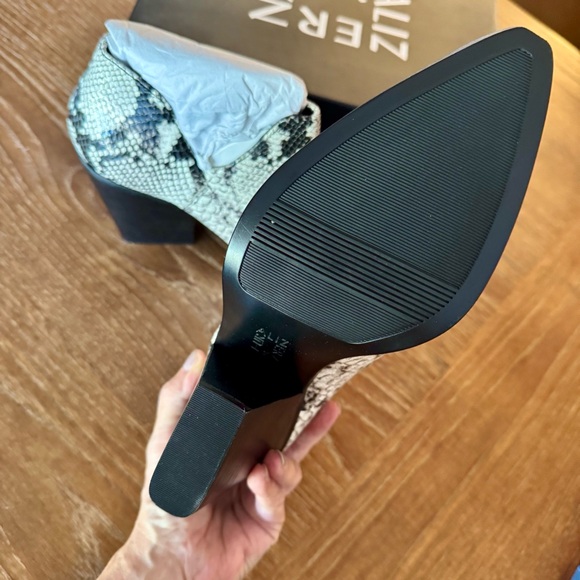 NEW Naturalizer Rosetta ivory & black “snake” booties 8.5M - Picture 6 of 9